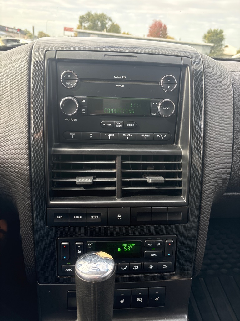 Photo 21 of this FORD EXPLORER SPORT