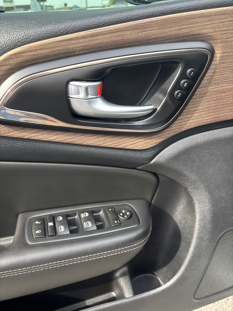 Photo 15 of this CHRYSLER 200