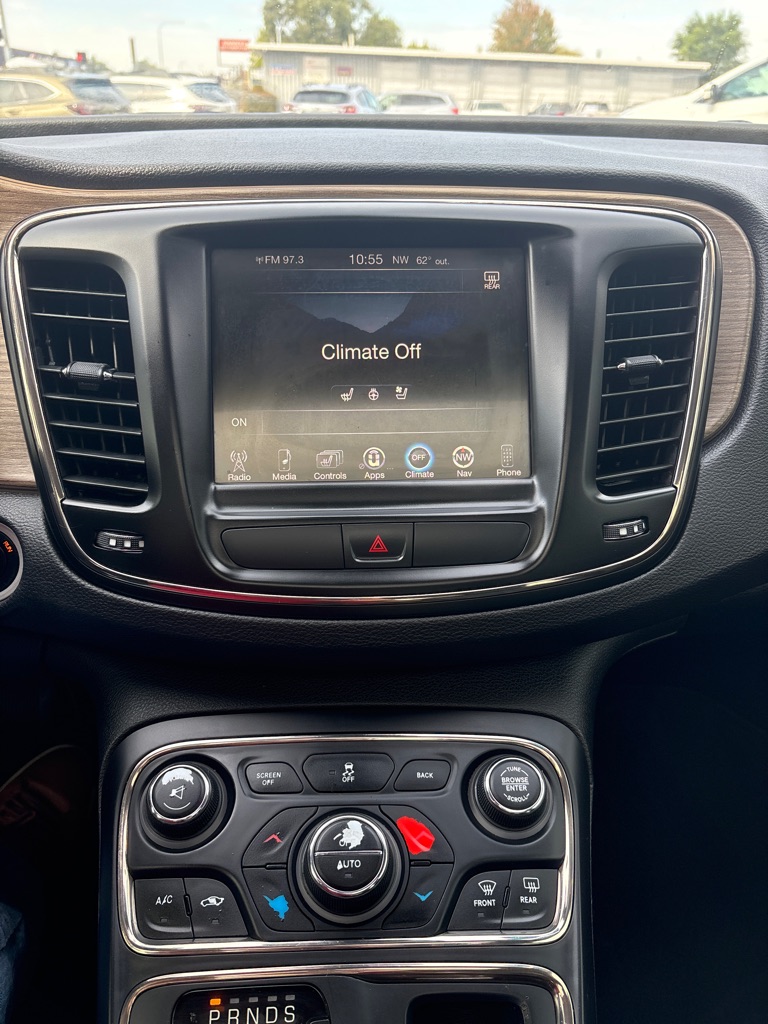 Photo 21 of this CHRYSLER 200