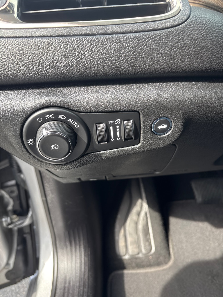 Photo 16 of this CHRYSLER 200