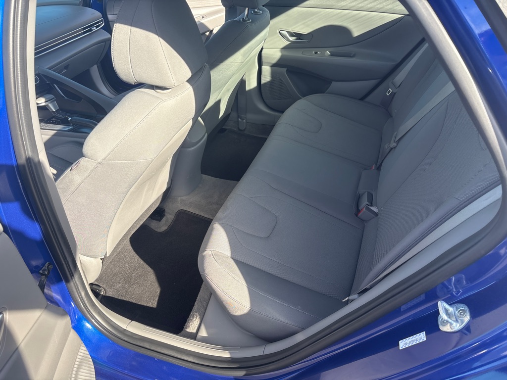 Photo 13 of this HYUNDAI ELANTRA