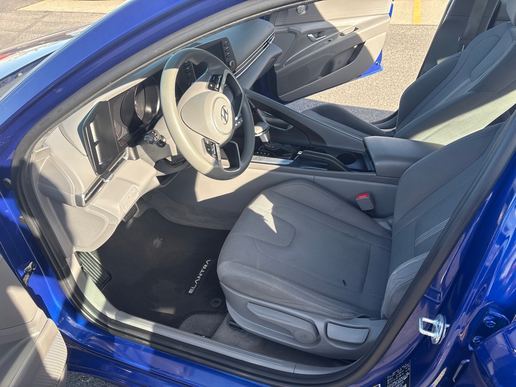 Photo 12 of this HYUNDAI ELANTRA