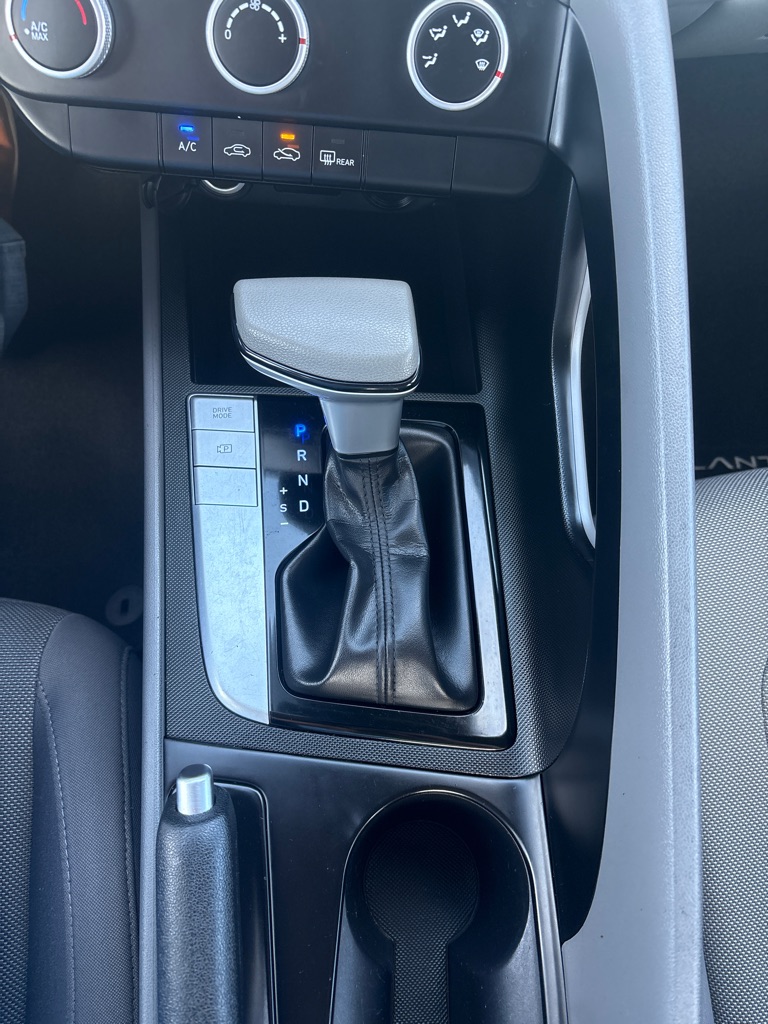 Photo 19 of this HYUNDAI ELANTRA