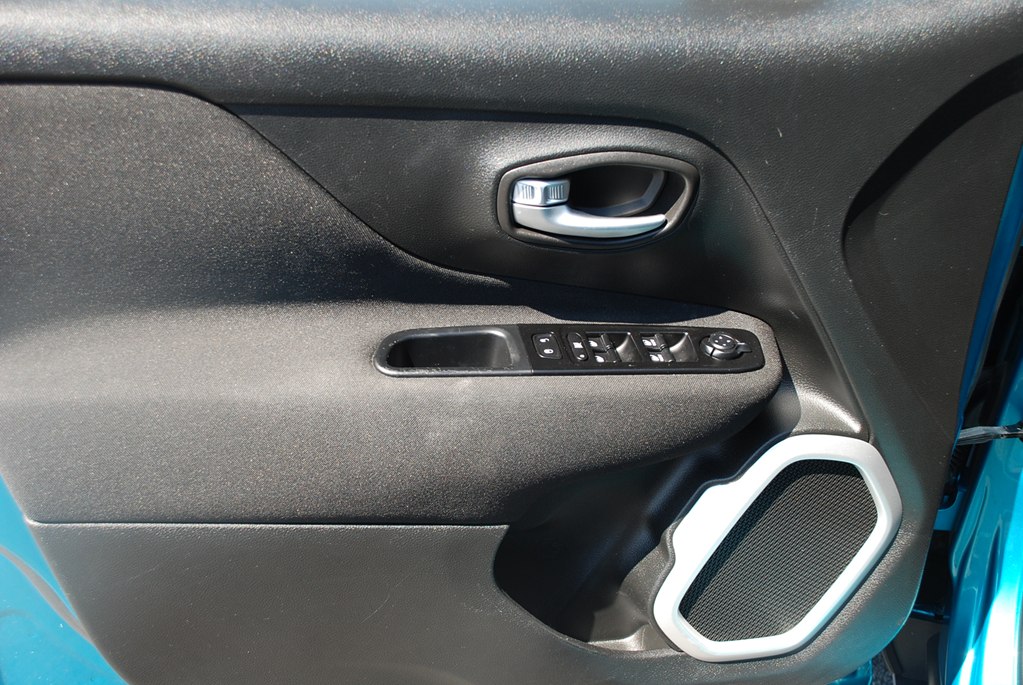 Photo 9 of this JEEP RENEGADE