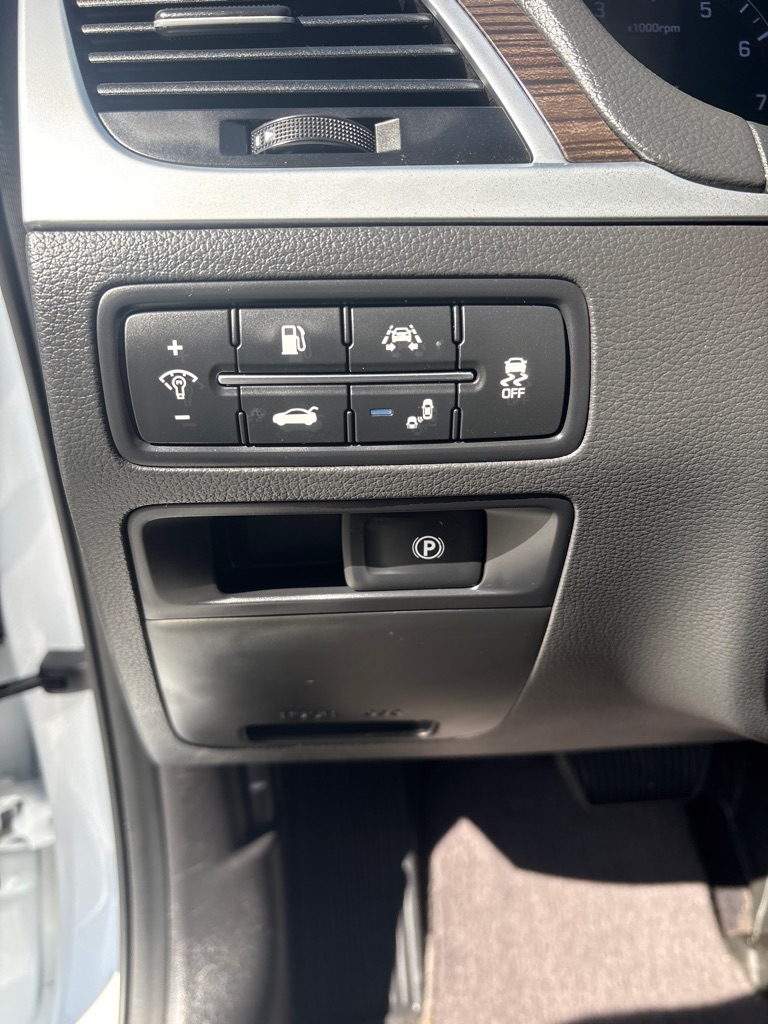 Photo 13 of this GENESIS G80