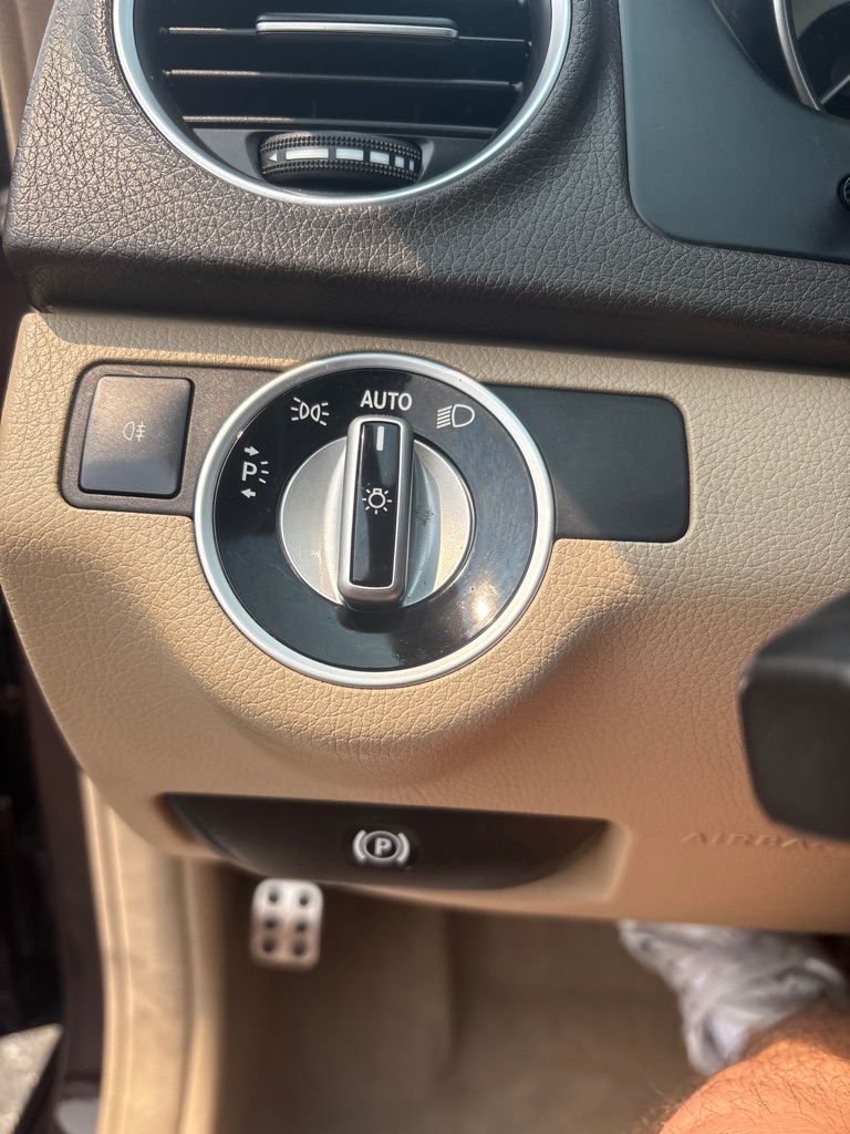 Photo 16 of this MERCEDES-BENZ C-CLASS