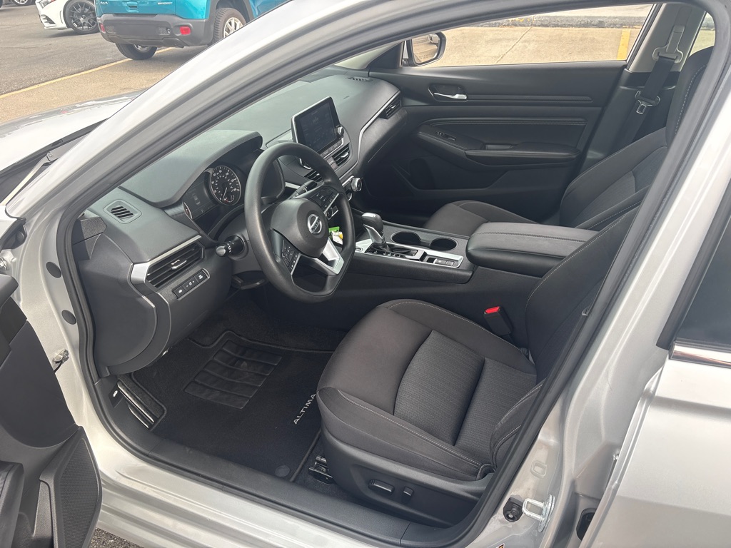 Photo 12 of this NISSAN ALTIMA