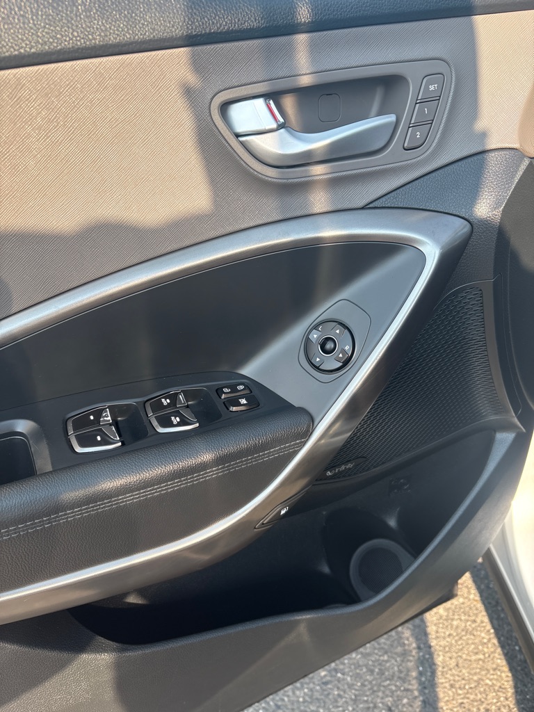 Photo 15 of this HYUNDAI SANTA FE