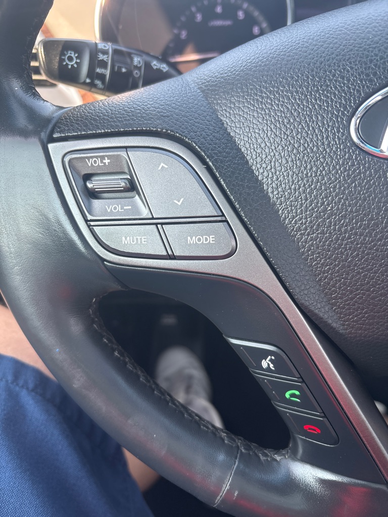 Photo 19 of this HYUNDAI SANTA FE