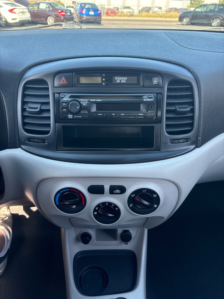 Photo 17 of this HYUNDAI ACCENT