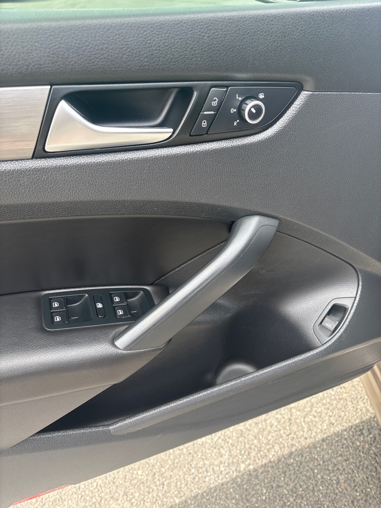 Photo 14 of this VOLKSWAGEN PASSAT