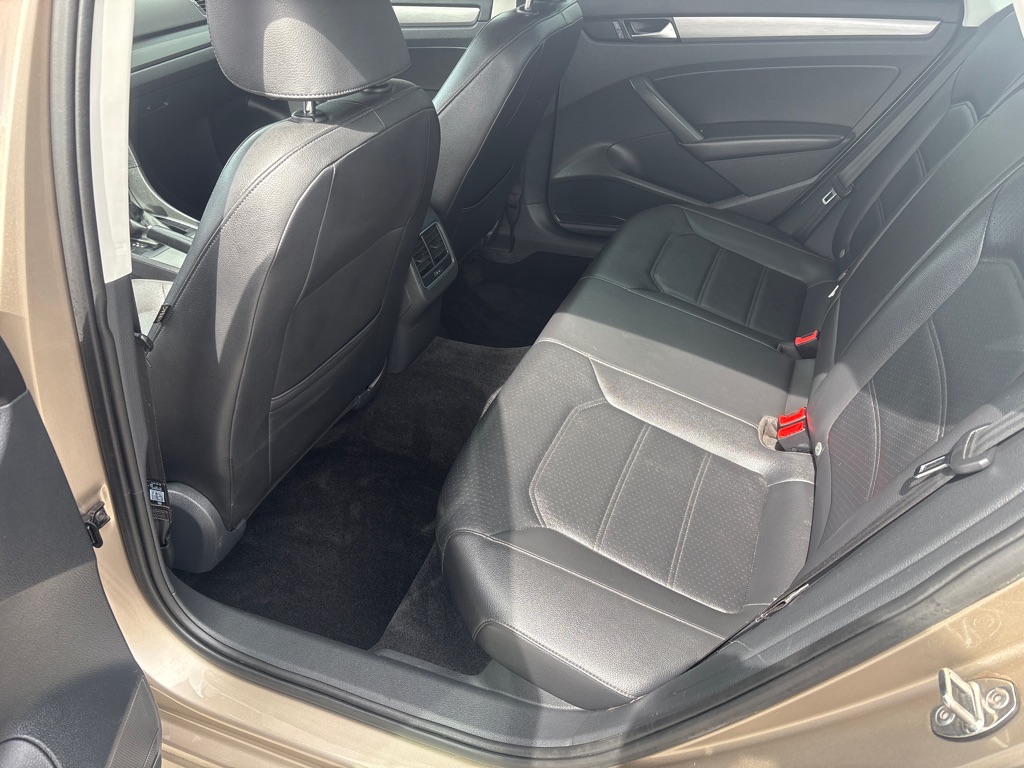Photo 13 of this VOLKSWAGEN PASSAT