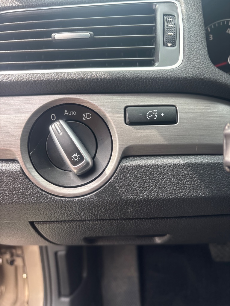 Photo 15 of this VOLKSWAGEN PASSAT