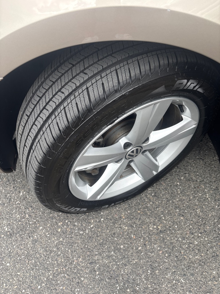 Photo 9 of this VOLKSWAGEN PASSAT