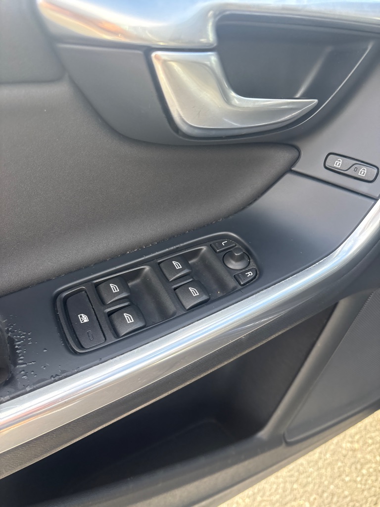 Photo 14 of this VOLVO S60