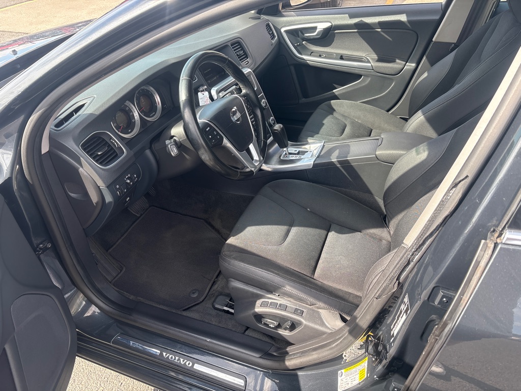 Photo 12 of this VOLVO S60