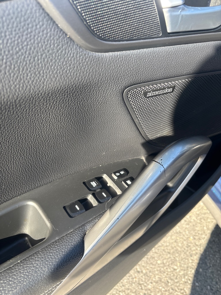 Photo 15 of this HYUNDAI VELOSTER