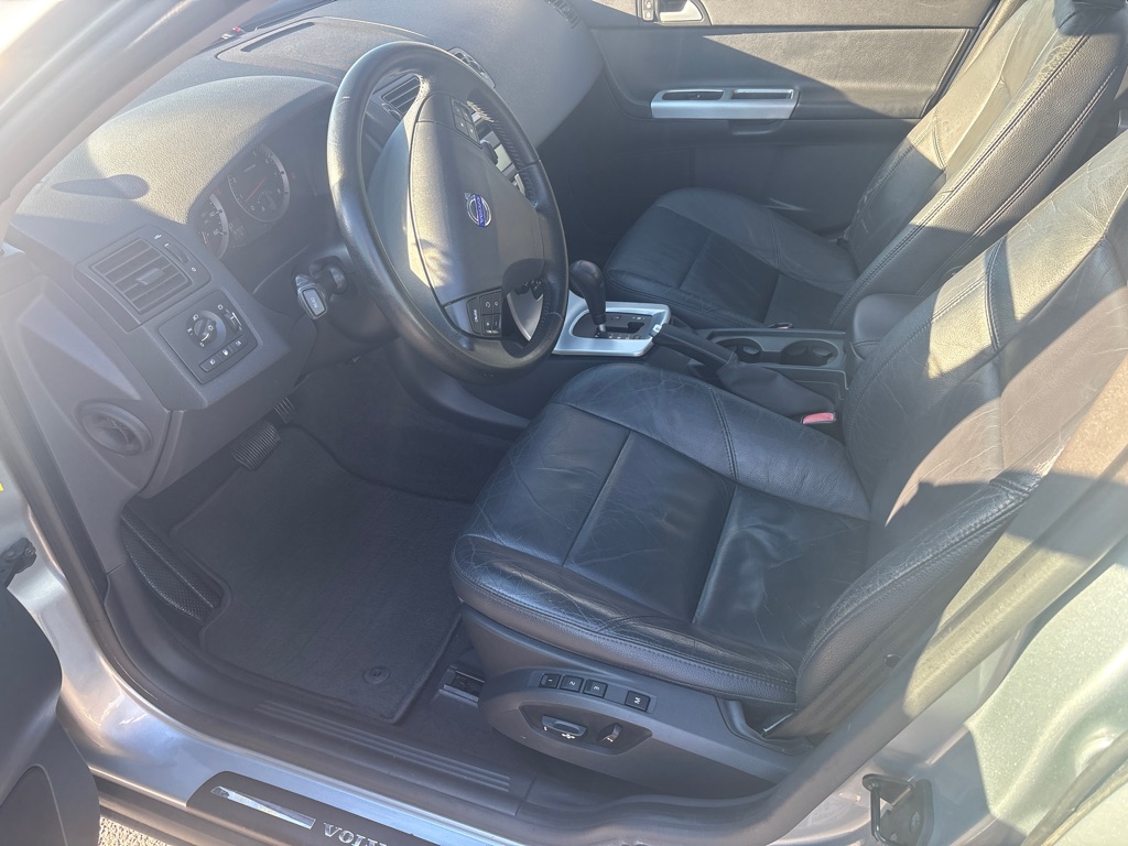 Photo 12 of this VOLVO S40