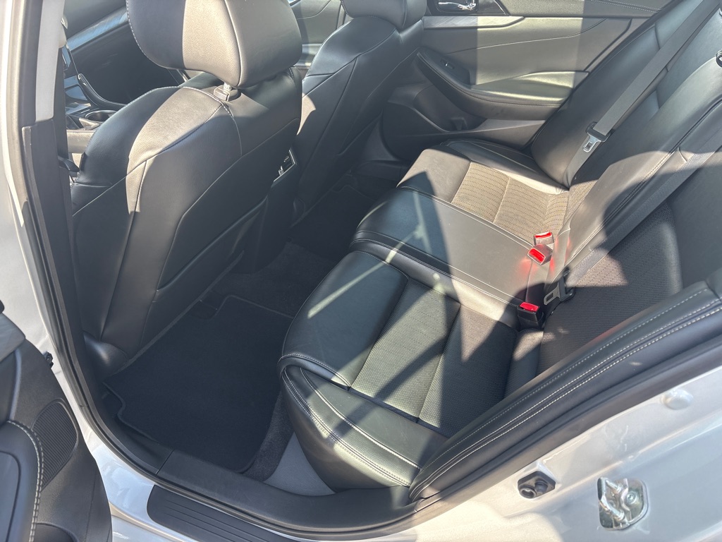 Photo 13 of this NISSAN MAXIMA