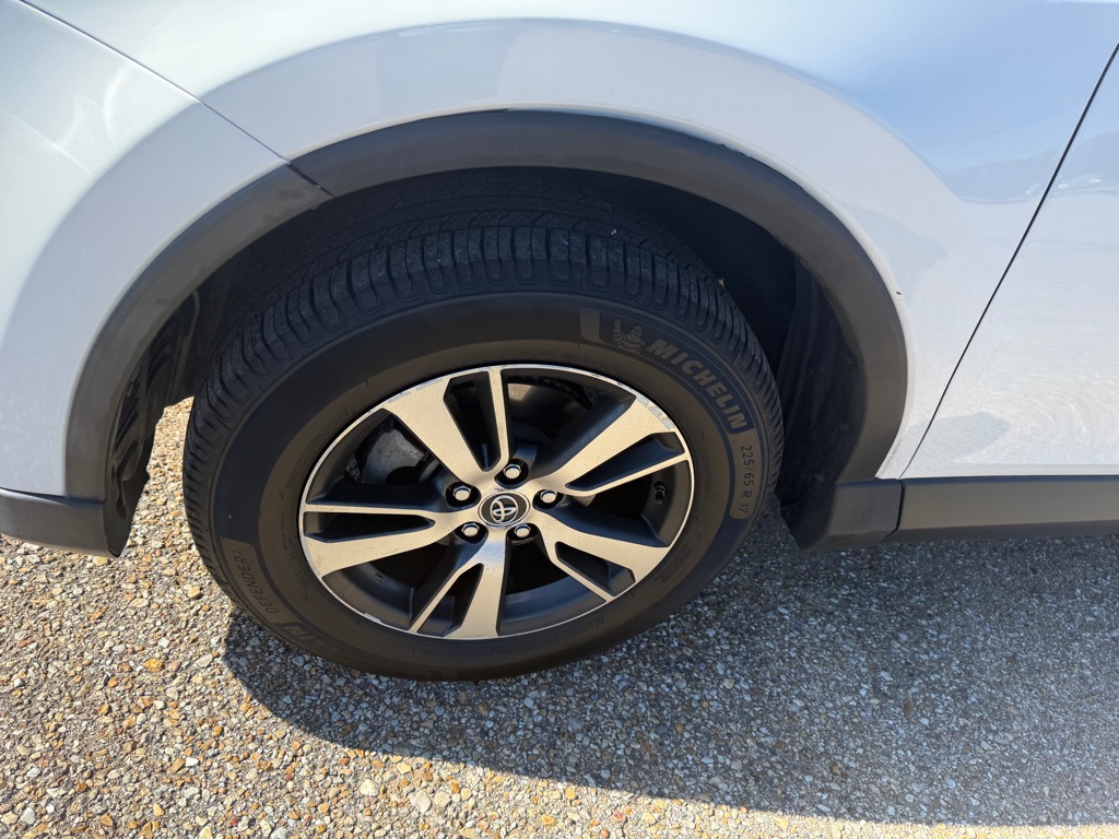 Photo 32 of this TOYOTA RAV4