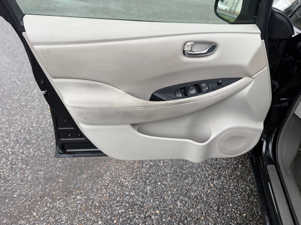 Photo 24 of this NISSAN LEAF