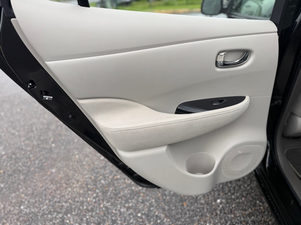 Photo 23 of this NISSAN LEAF