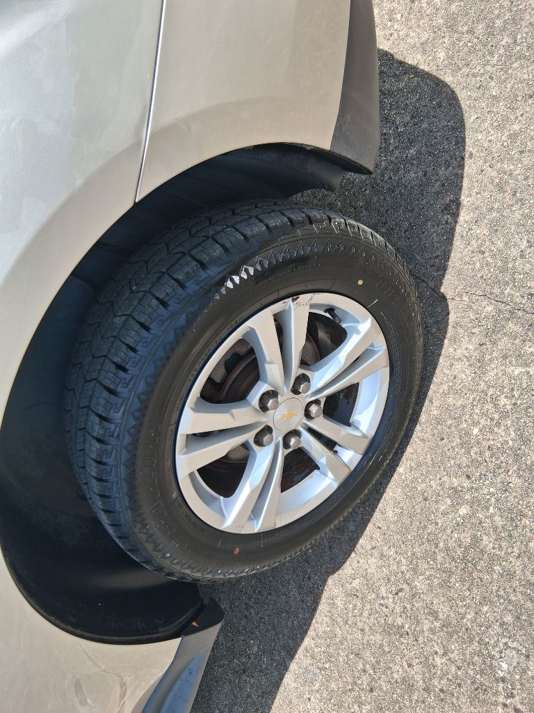 Photo 8 of this CHEVROLET EQUINOX