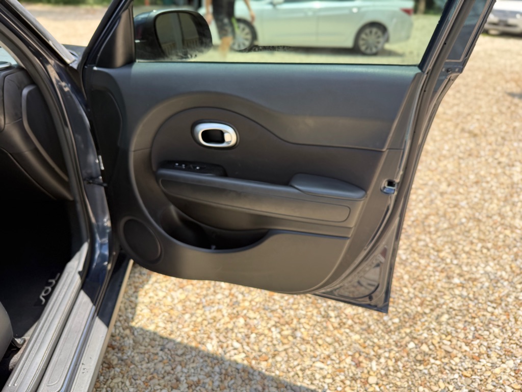 Photo 21 of this KIA SOUL