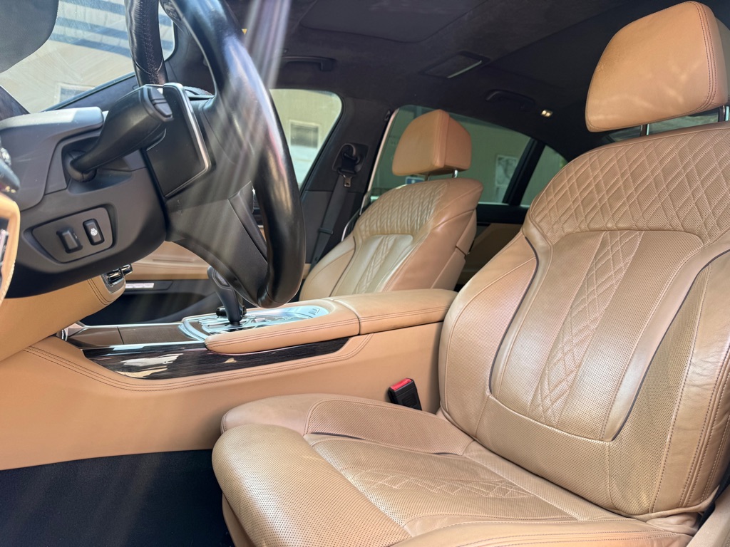 Photo 10 of this BMW 750