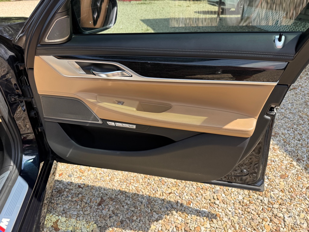 Photo 21 of this BMW 750