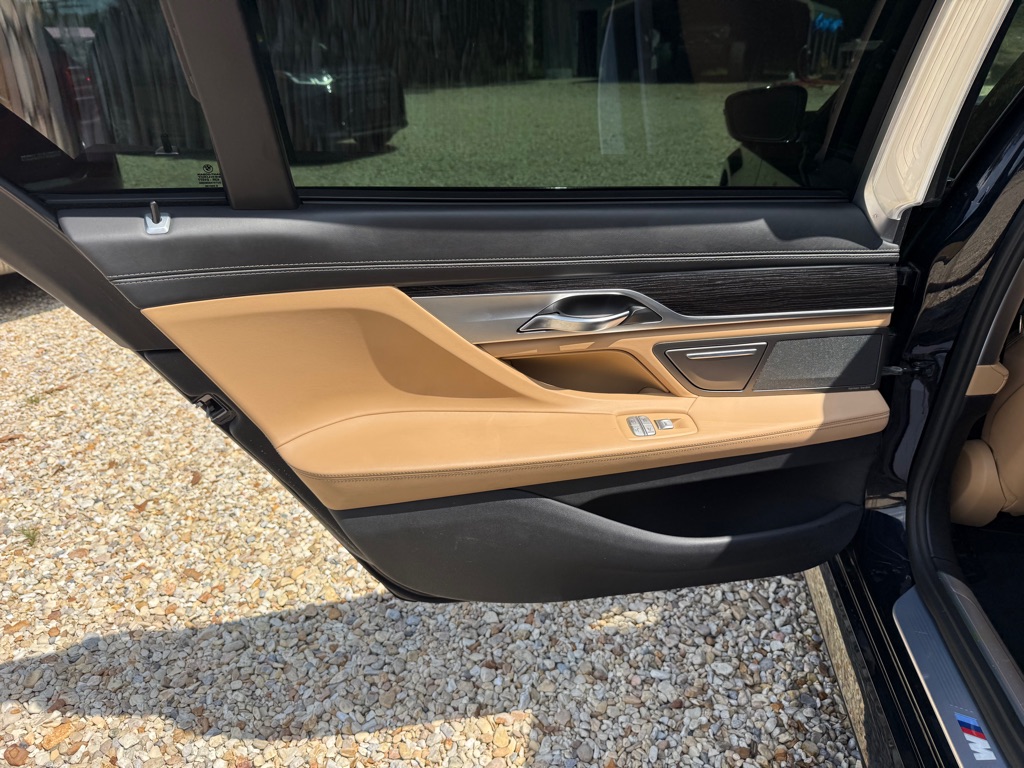 Photo 22 of this BMW 750