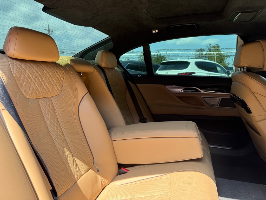 Photo 17 of this BMW 750