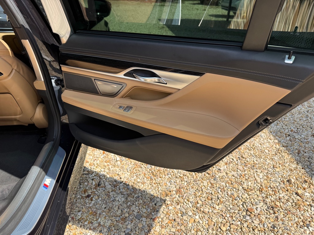 Photo 20 of this BMW 750