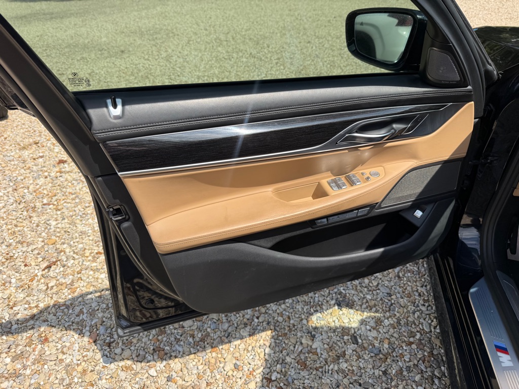 Photo 23 of this BMW 750