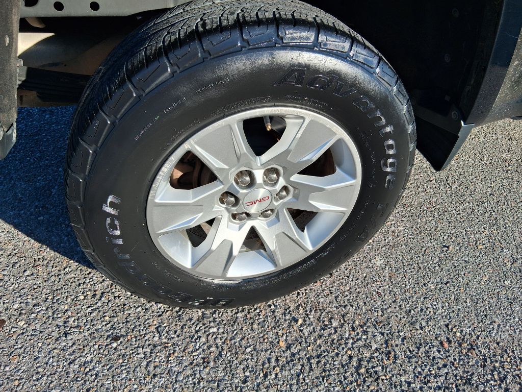 Photo 15 of this GMC CANYON