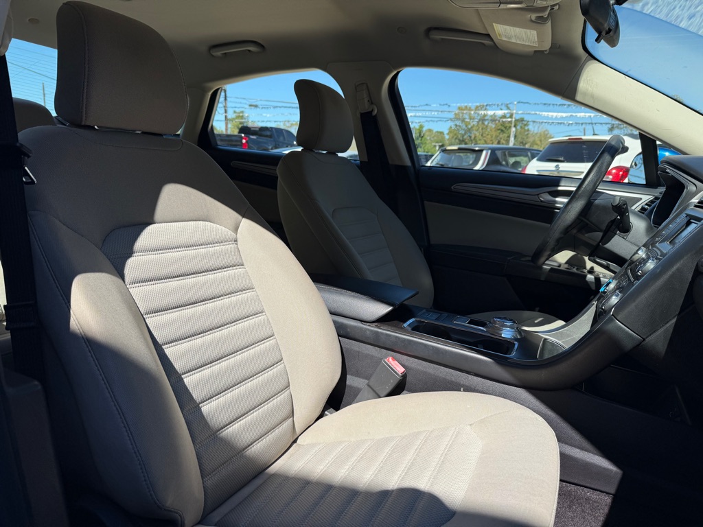 Photo 12 of this FORD FUSION