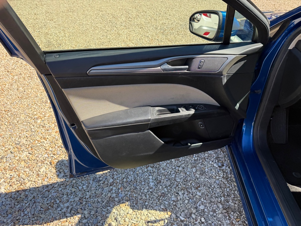 Photo 30 of this FORD FUSION
