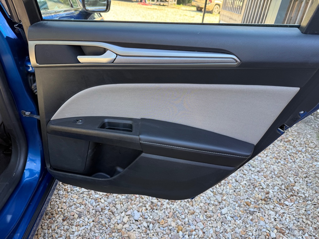 Photo 19 of this FORD FUSION