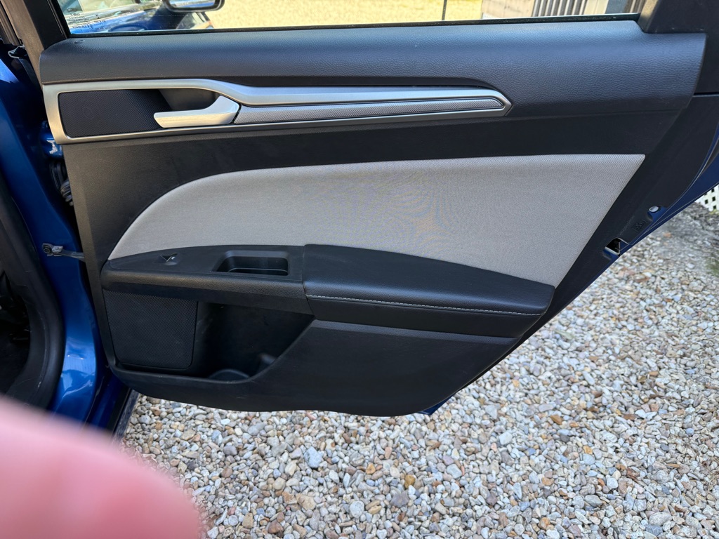 Photo 20 of this FORD FUSION
