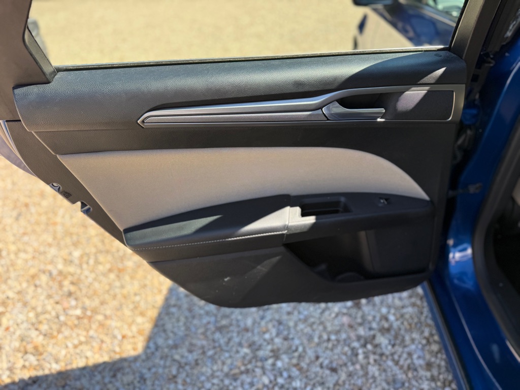 Photo 22 of this FORD FUSION