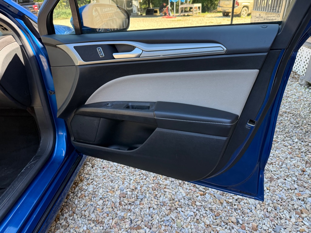 Photo 21 of this FORD FUSION