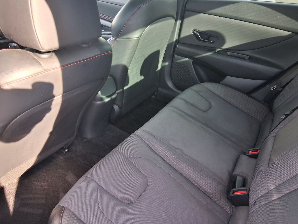 Photo 5 of this HYUNDAI ELANTRA