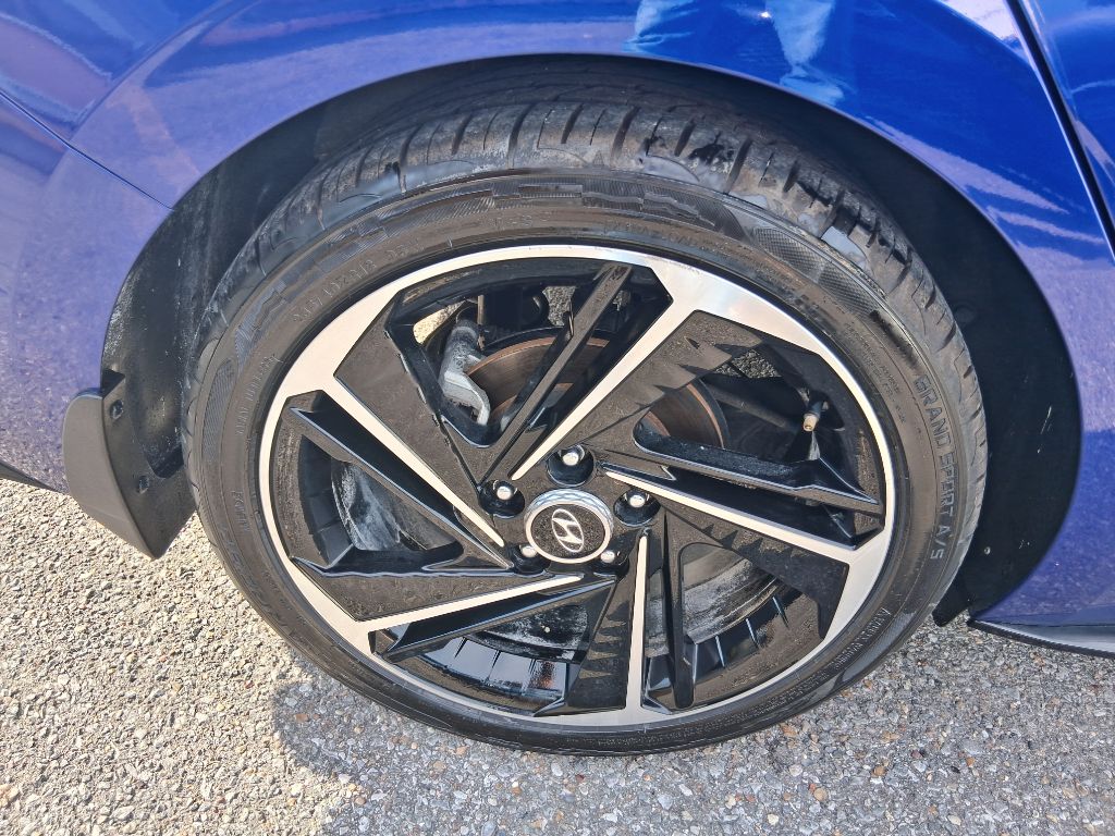 Photo 13 of this HYUNDAI ELANTRA
