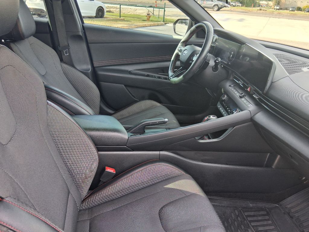 Photo 7 of this HYUNDAI ELANTRA