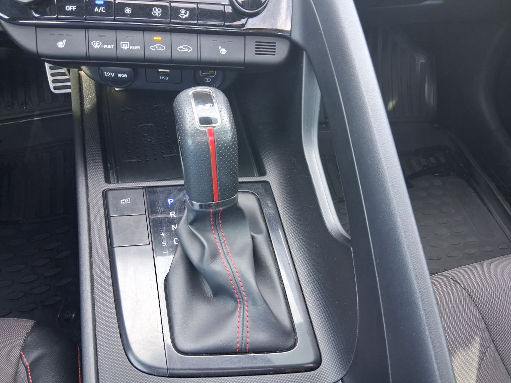 Photo 9 of this HYUNDAI ELANTRA