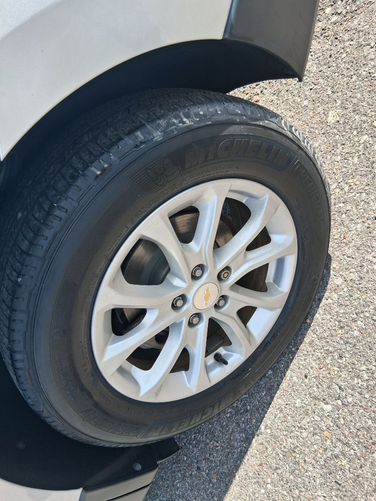 Photo 16 of this CHEVROLET EQUINOX