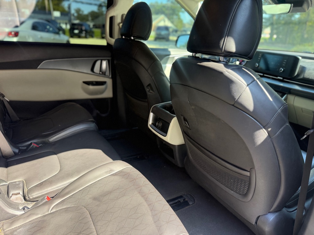 Photo 19 of this KIA CARNIVAL