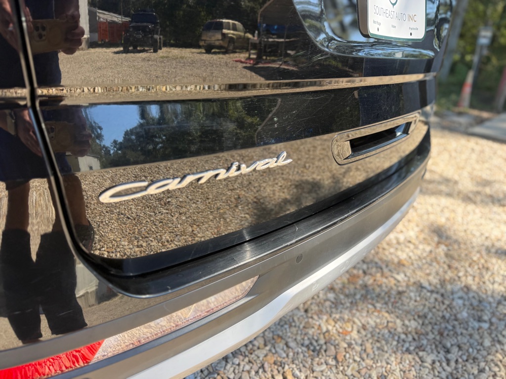 Photo 20 of this KIA CARNIVAL