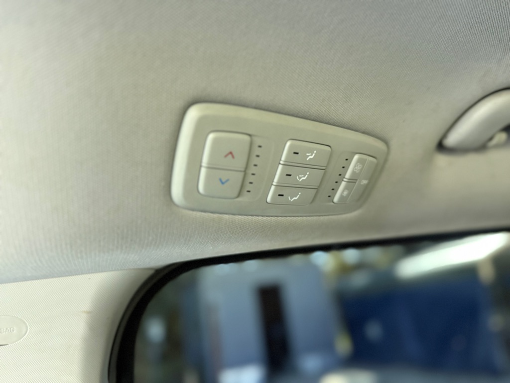 Photo 21 of this KIA CARNIVAL