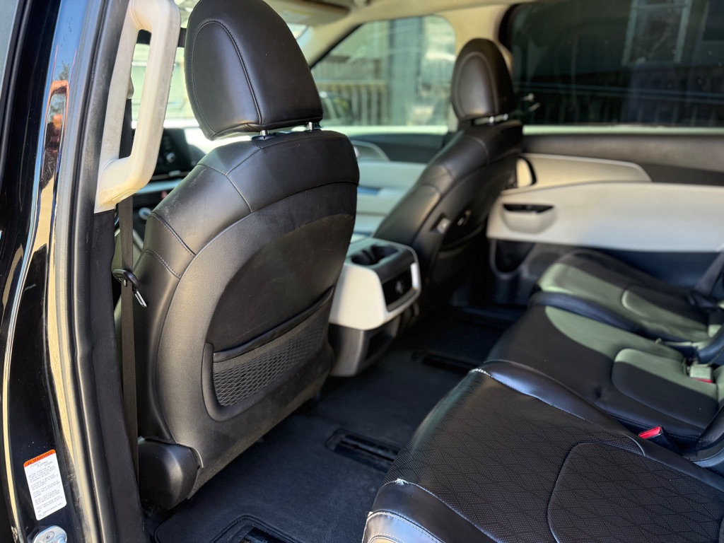 Photo 12 of this KIA CARNIVAL